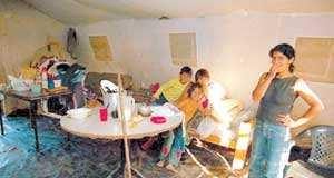 Gobernantes guardando a la gente en carpas