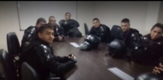 SENTEMOS A LA POLICIA EN UNA MESA