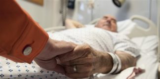 ¿SE PUEDE ADMITIR QUE UNA PERSONA RENUNCIE A TRATAMIENTOS MÉDICOS HASTA DEJARSE MORIR? ¿Y QUE PUEDA AUTORIZAR ASISTENCIA PARA PROVOCARLE LA MUERTE (EUTANASIA)?
